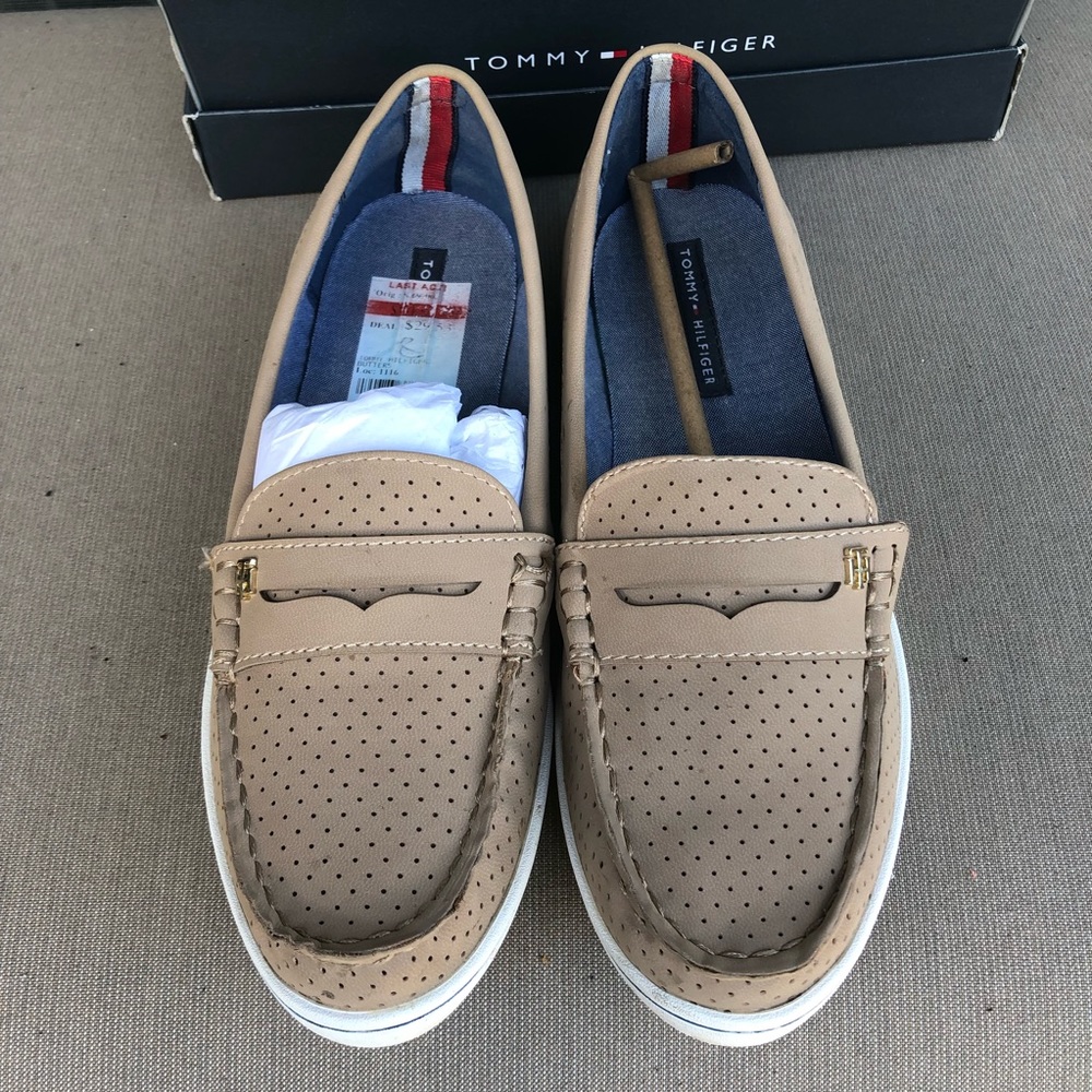Tommy Hilfiger ladies tan flats size 8.